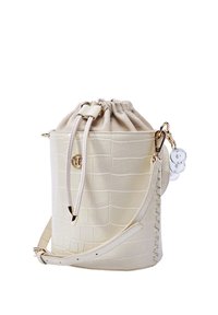 Sac seau en cuir synthétique imitation crocodile couleur crème avec intérieur en tissu à cordon de serrage et bandoulière réglable, équipé de ferrures dorées et d'un porte-clés à perles transparentes.