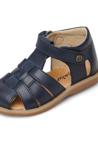 Námořnické modré kožené sandály s tkaným designem pásku, otevřenými stranami, nastavitelným páskem na zapínání a béžovou podešví. Hladký povrch a minimální akcenty.