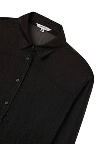 Camicia nera con bottoni, realizzata in tessuto testurizzato con un leggero lucido, dotata di colletto classico e bottoni neri sul davanti.