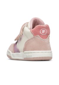 Sneaker rosa e crema realizzata in materiali scamosciati e in pelle. Presenta una suola intermedia testurizzata, una fascia in velcro e un logo circolare sul tallone.