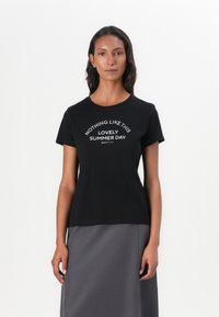 Cămașă t-shirt din bumbac negru, cu mânecă scurtă și guler rotund. Prezintă text alb care spune "NU ESTE NIMIC CA ACEASTĂ FRUMOASĂ ZI DE VARĂ."
