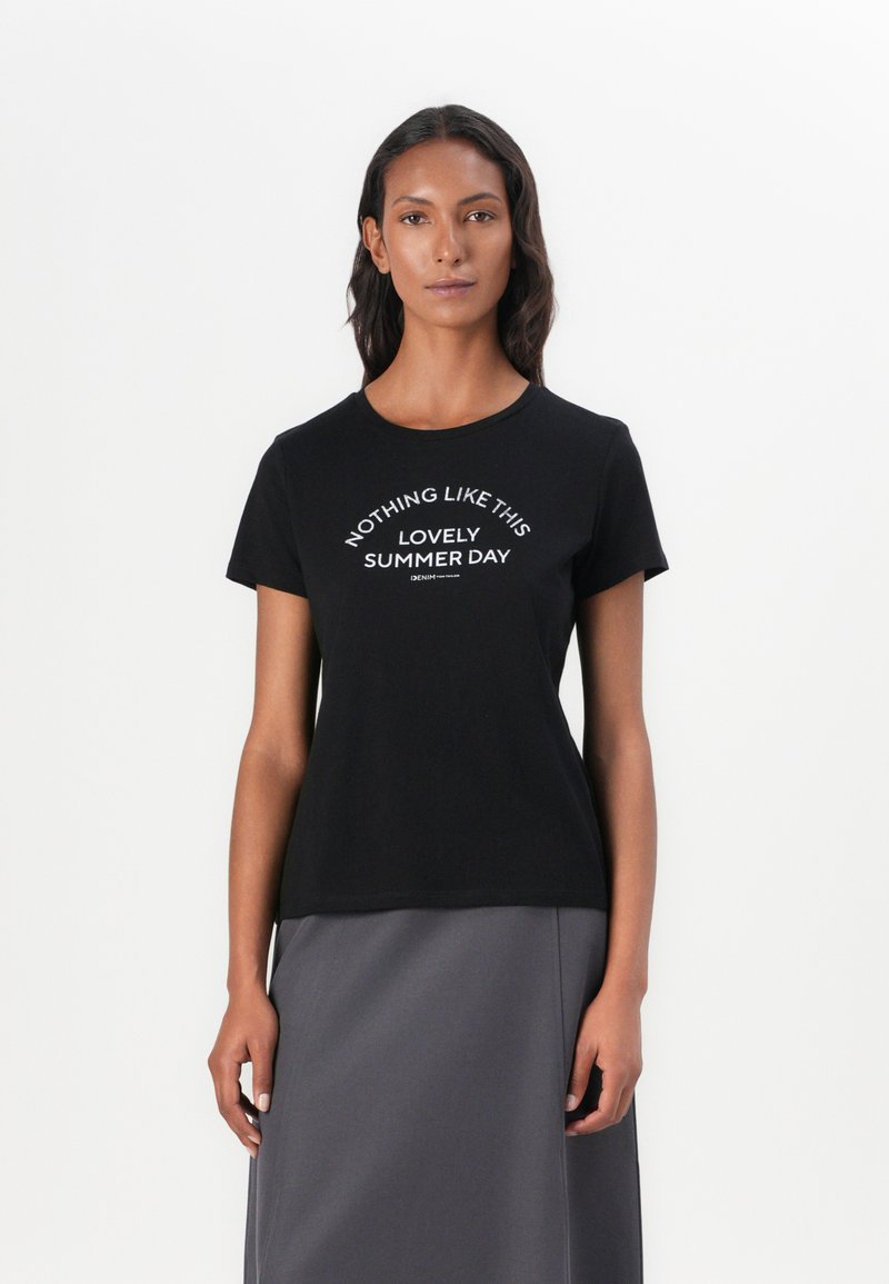 Cămașă t-shirt din bumbac negru, cu mânecă scurtă și guler rotund. Prezintă text alb care spune "NU ESTE NIMIC CA ACEASTĂ FRUMOASĂ ZI DE VARĂ."