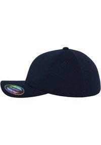 Căciulă de baseball bleumarin, realizată din material textil, cu o vizieră curbată, având un autocolant multicolor pe vizieră și găuri de ventilație cusute.