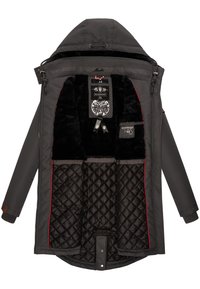 Chaqueta aislante gris con capucha, forro de piel sintética negra, patrón interior acolchado, costuras en rojo y múltiples etiquetas y bolsillos interiores.