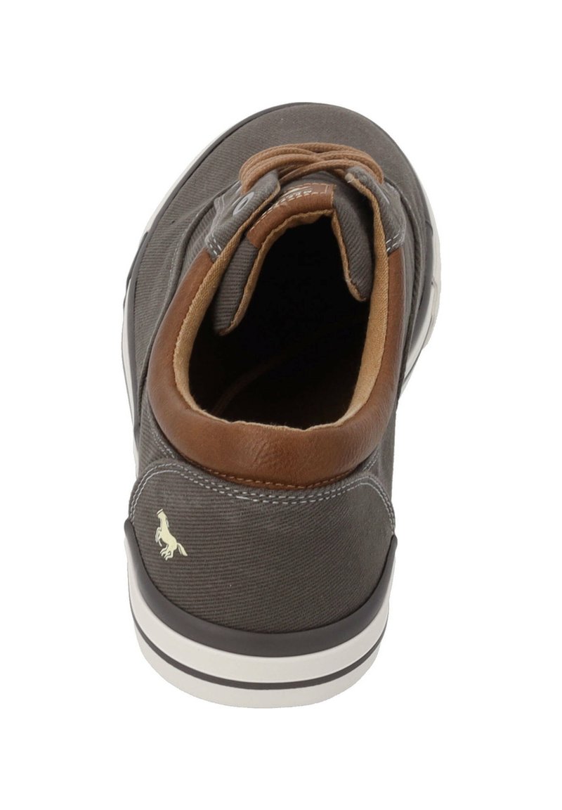 Zapatilla de tela gris con un acento de cuero marrón en el talón, una suela de goma crema y detalles de costura visibles.