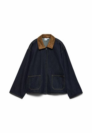 Veste en denim bleu foncé avec col en daim marron, fermeture à boutons sur le devant, manches larges et deux grandes poches avant.