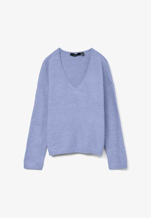Svetlo moder pulover z V-izrezom, spuščeno ramo, rebrastimi manšetami in spodnjim robom. Mehka, teksturirana tkanina z ohlapnim krojem.