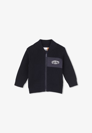 Czarna dzianinowa kurtka zapinana na zamek z prążkowanym kołnierzem i mankietami, z małą kieszenią na piersi z logo i tekstem Timberland.