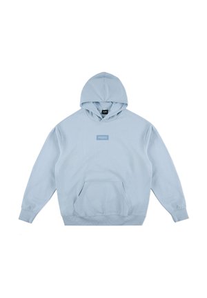 Jasnoniebieska bluza z kapturem wykonana z miękkiej bawełny, z przednią kieszenią i małą naszywką z logo na środku. W zestawie regulowany kaptur ze sznurkiem.