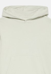 Hoodie vaaleanharmaasta pehmeästä materiaalista, jossa on etutasku ja kiristettävä huppu. Sileä pinta ja minimaaliset saumat.