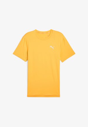 Geltonas trumpas rankovėmis T-marškiniai, pagaminti iš lygaus audinio. Suapvalintas kaklas ir mažas baltas Puma logotipas kairėje krūtinės pusėje.