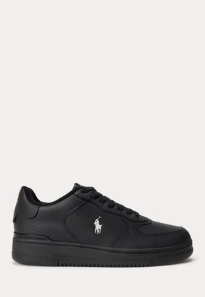 Baskets basses noires avec des panneaux en cuir texturé et lisse, lacets noirs et logo blanc du cheval Polo Ralph Lauren sur le côté.
