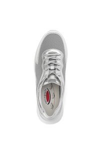 Zilveren mesh sneakers met een ronde neus, platte witte zool en vetersluiting. Inclusief een patroon op de binnenzool met branding.