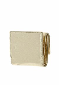 Portefeuille plié en cuir beige avec coutures visibles, montrant une surface texturée et une vue latérale des compartiments.