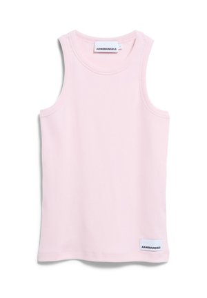 Hellrosa geripptes ärmelloses Tanktop mit rundem Ausschnitt und kleinen ARMEDANGELS Markenlabels am Kragen und am unteren Saum.