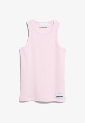 Hellrosa geripptes ärmelloses Tanktop mit rundem Ausschnitt und kleinen ARMEDANGELS Markenlabels am Kragen und am unteren Saum.