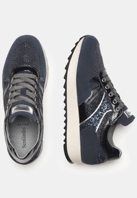 Navy tenisky s kombinací texturované semišové kůže, lesklé lakované kůže a metalických akcentů; mají profilovanou gumovou podrážku a vzorované šnůrky.