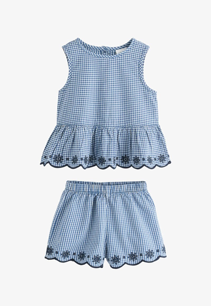 Haut sans manches vichy bleu et blanc avec ourlet à volants et short assorti à taille élastique, tous deux ornés d’une broderie florale noire.