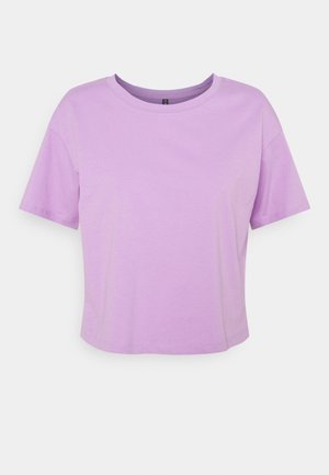 Liliowy krótki t-shirt z krótkim rękawem i okrągłym dekoltem, przedstawiony na białym tle.