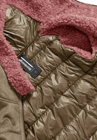 Puffervest met een warm, zacht roze kraag en een gladde olijfgroene body, met een geborduurd patroon en een label aan de binnenkant.