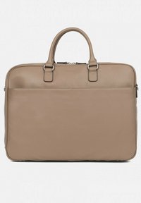 Beige leren laptoptas met dubbele bovenhandvatten, een gladde textuur, subtiele stiksels en een ritssluiting; rechthoekige vorm met een minimalistisch ontwerp.
