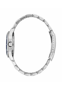 Orologio in acciaio inossidabile argento con cassa rotonda, lunetta blu e cinturino a maglie. Presenta una corona testurizzata e una chiusura deployante.