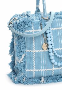 Niebieska pleciona torebka z frędzlami na krawędziach, z teksturowanym wzorem w kratę, skórzanymi uchwytami i koralikowym akcentem w pasujących niebieskich odcieniach.