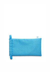 Blå tygpås med en mjuk textur, dragkedjeslutning i ena änden och en liten märkestagg på sidan. Mäts ungefär 23x10 cm.