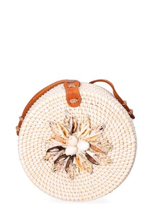 Runde, geflochtene Handtasche aus natürlichen Materialien mit einem dekorativen Muschel-Design, einem Lederriemen in Tan und einem Knopfverschluss.