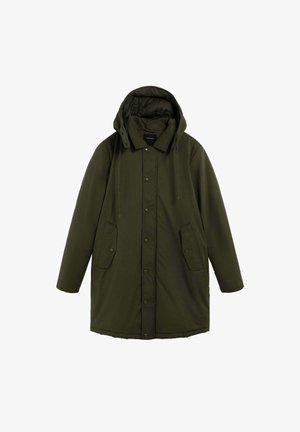 Parka de color verde oliva con capucha, botones de presión, dos bolsillos frontales y forro acolchado. Silueta recta y mangas largas.