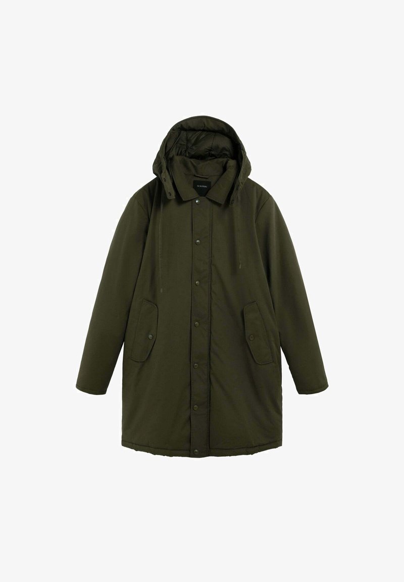 Parka de color verde oliva con capucha, botones de presión, dos bolsillos frontales y forro acolchado. Silueta recta y mangas largas.