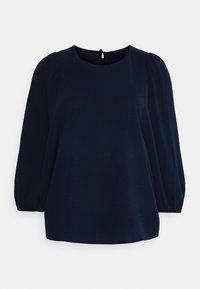 Blusa azul marino con mangas de tres cuartos abullonadas, escote redondo, textura sutil y cierre de ojal en la parte posterior.
