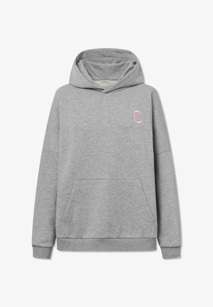 Lichtgrijze hoodie van zachte stof, met een kangoeroezak en een kleine roze letter "C" op de voorkant. Voorzien van een capuchon met trekkoorden.