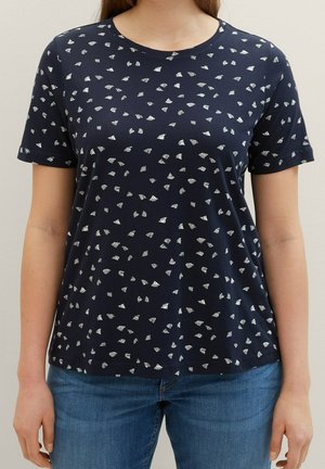 Marineblå t-shirt med korte ærmer, med et mønster af små hvide geometriske former og striber. Fremstillet af et blødt, let stof.