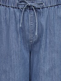 Modre kavbojske hlače z belo črtami, elastičnim pasom in zavezanim vrvico spredaj na sredini.