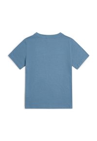 Camiseta de algodón azul con mangas cortas, cuello redondo y espalda lisa. Textura suave, ajuste estándar y un diseño minimalista.