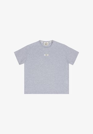 Jasnoszary T-shirt z krótkim rękawem z małą prostokątną metką "BIZUU" umieszczoną na środku klatki piersiowej oraz wewnątrz dekoltu.