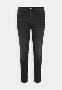 Pantalones vaqueros de mezclilla negra con un corte ajustado, que presentan un diseño tradicional de cinco bolsillos, cierre de botón y un sutil desvanecimiento en la tela.