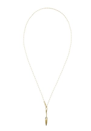 Collier délicat en chaîne d’or avec un petit pendentif allongé attaché à un fermoir mousqueton au centre.