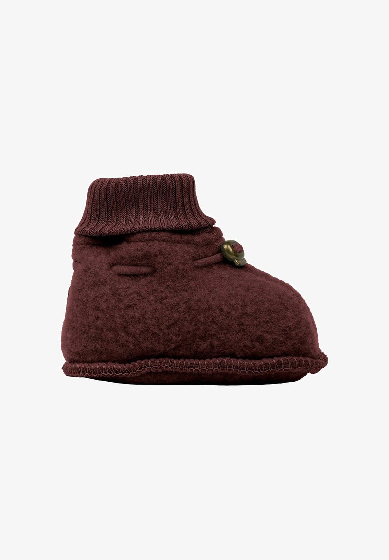 Bordeauxfarvet filt sko med en ribbet strikket ankelmanchet, rund tå-design og en dekorativ knapdetalje på den ene side. Blød tekstur generelt.
