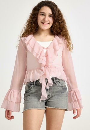 Blusa in chiffon rosa con ruches sul davanti e sulle maniche, annodata in vita, abbinata a pantaloni shorts in denim grigio. Tessuto morbido e leggero.