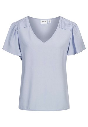 Blouse bleu clair à col en V avec des manches courtes bouffantes, présentant une texture froncée sur les épaules. Fabriquée dans un tissu doux et léger.
