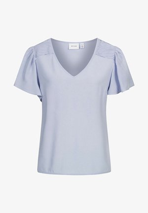 Blusa de cuello en V de color azul claro con mangas cortas y abullonadas, que presenta una textura fruncida en los hombros. Fabricada con una tela suave y ligera.