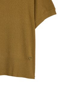 Krótki rękaw w oliwkowym kolorze wykonany z dzianiny, z prążkowanym wykończeniem i subtelnym logo na dolnej stronie.