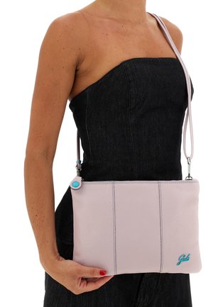 Borsa a tracolla in pelle rosa chiaro con superficie texturizzata, caratterizzata da un bottone accentuato turchese, dettagli in argento e cuciture decorative.