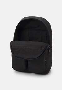 Zaino nero con una superficie liscia e durevole. Presenta un ampio scomparto principale e due tasche anteriori con zip per l'organizzazione.