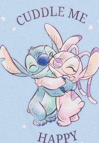 Personajes de dibujos animados, uno color azul verdoso y uno rosa, se abrazan contra un fondo azul claro con el texto "ABRAZAME" arriba y "FELIZ" abajo.