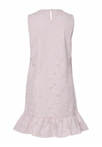 Robe sans manches rose clair avec petits motifs floraux en broderie anglaise et ourlet à volants, fermeture au dos par bouton œillet.