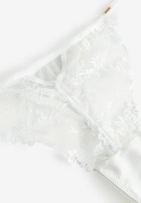 FLORAL EMBRODIERY - String - white