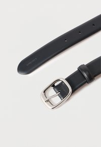 Μαύρη δερμάτινη ζώνη με γυαλιστερή ασημί ορθογώνια αγκράφα. Διαθέτει πολλαπλές τρύπες ρύθμισης κατά μήκος του λουριού, με λεία υφή.